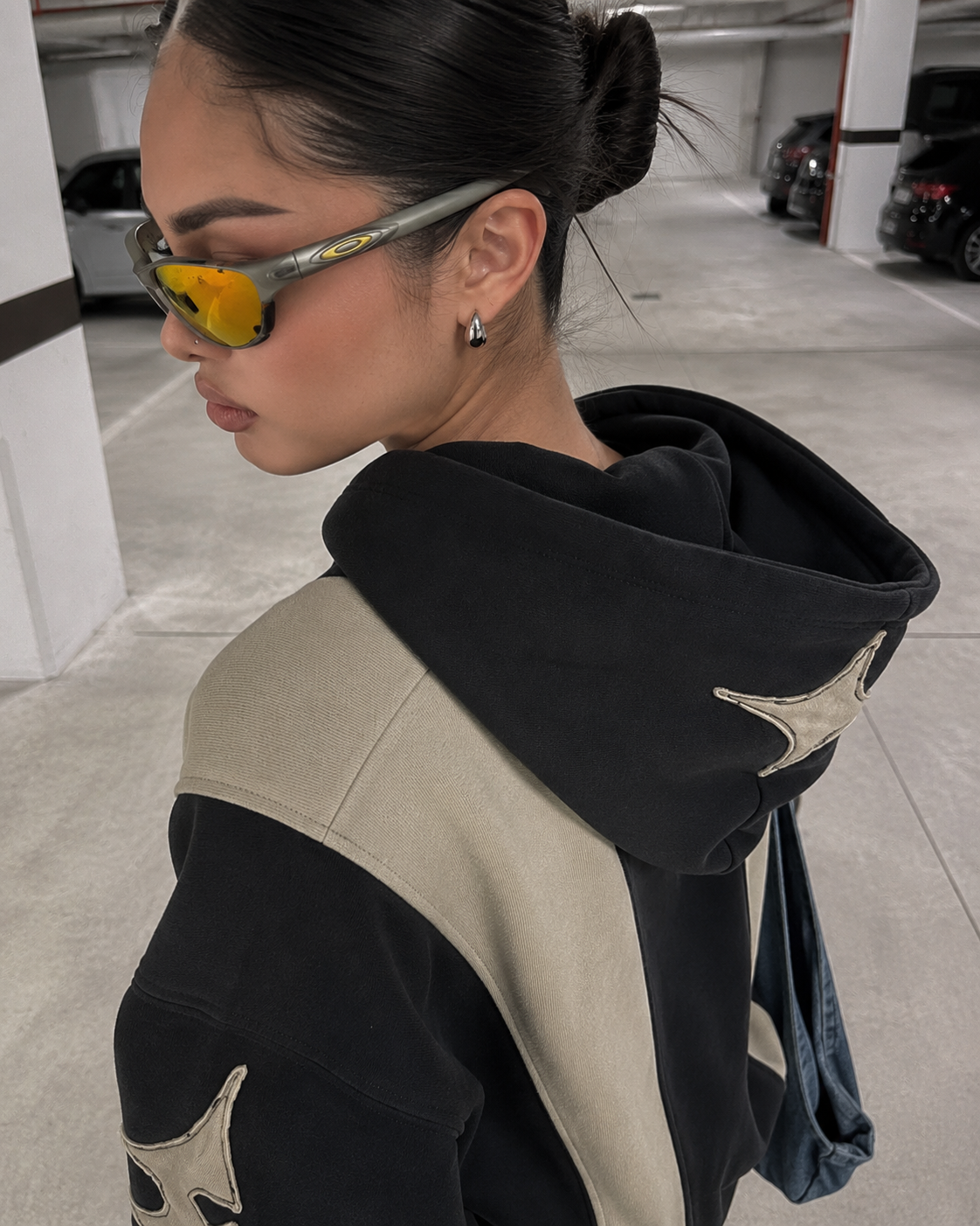 Hoodie étoile noir beige détail capuche et épaule