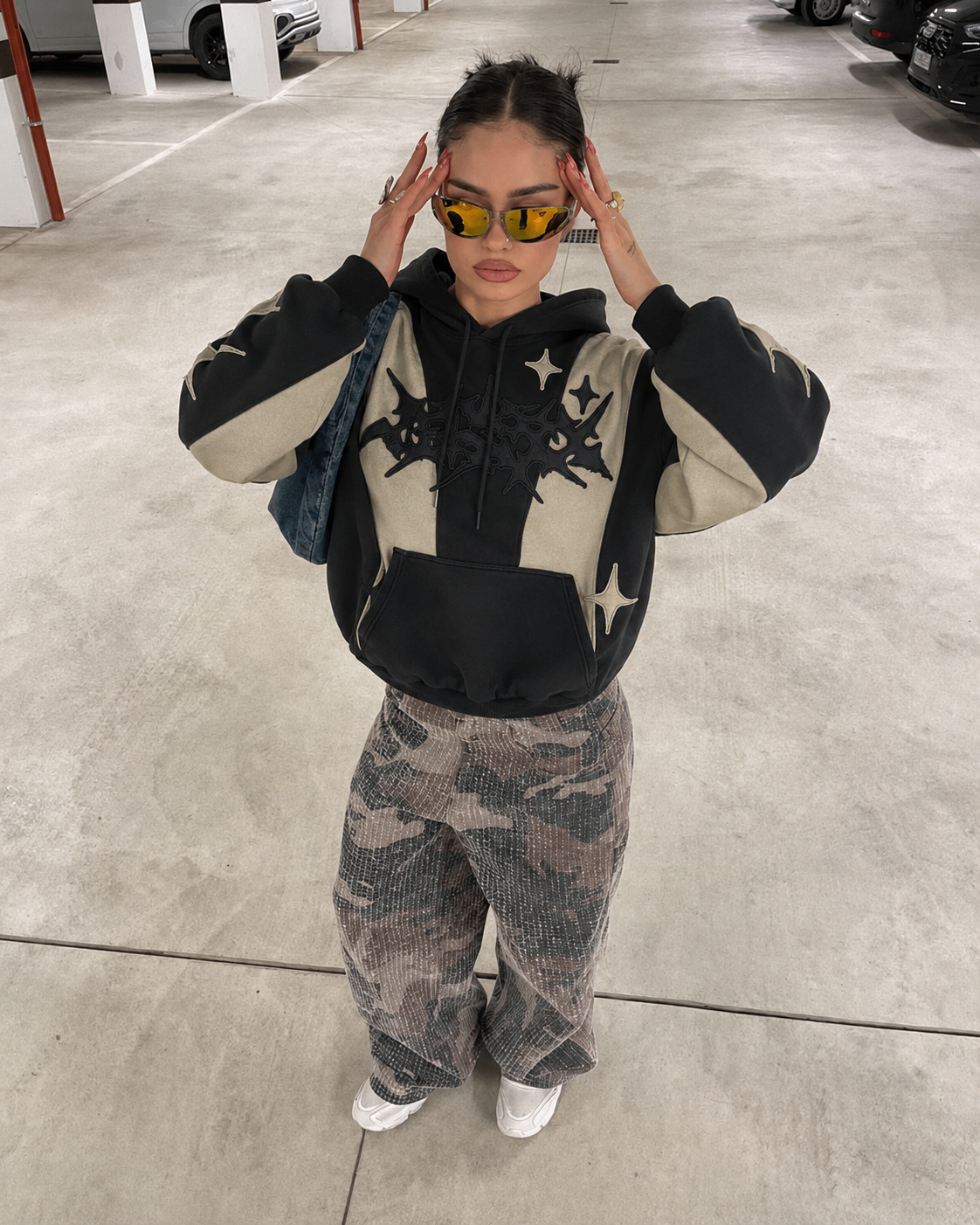 Hoodie étoile noir beige porté outfit streetwear Y2K