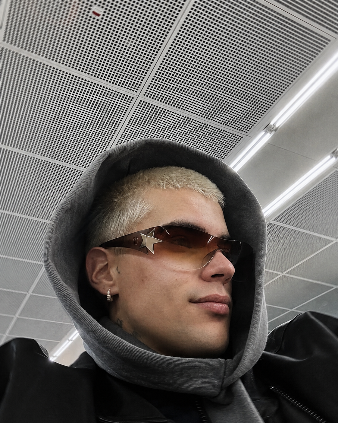 Lunettes étoile orange portées avec hoodie streetwear