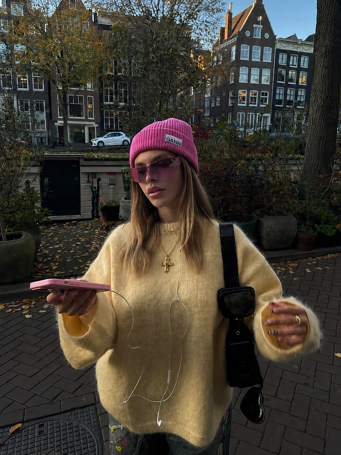 Lunettes étoile roses portées lifestyle urbain Y2K