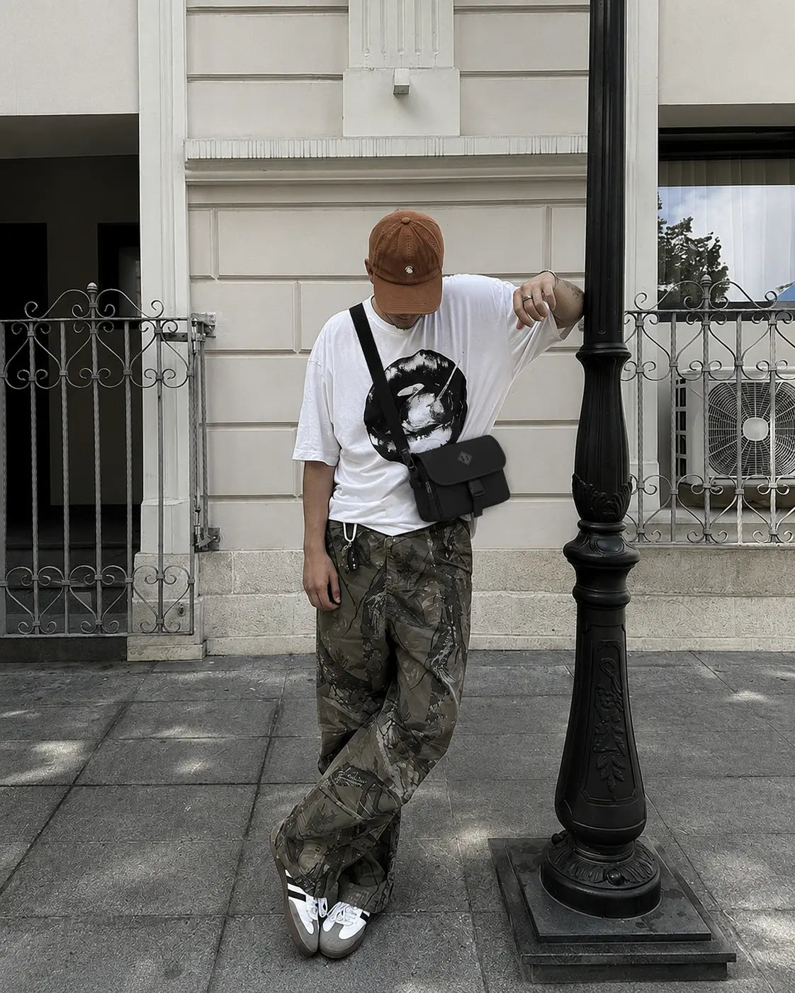 Sacoche noire Y2K portée look streetwear