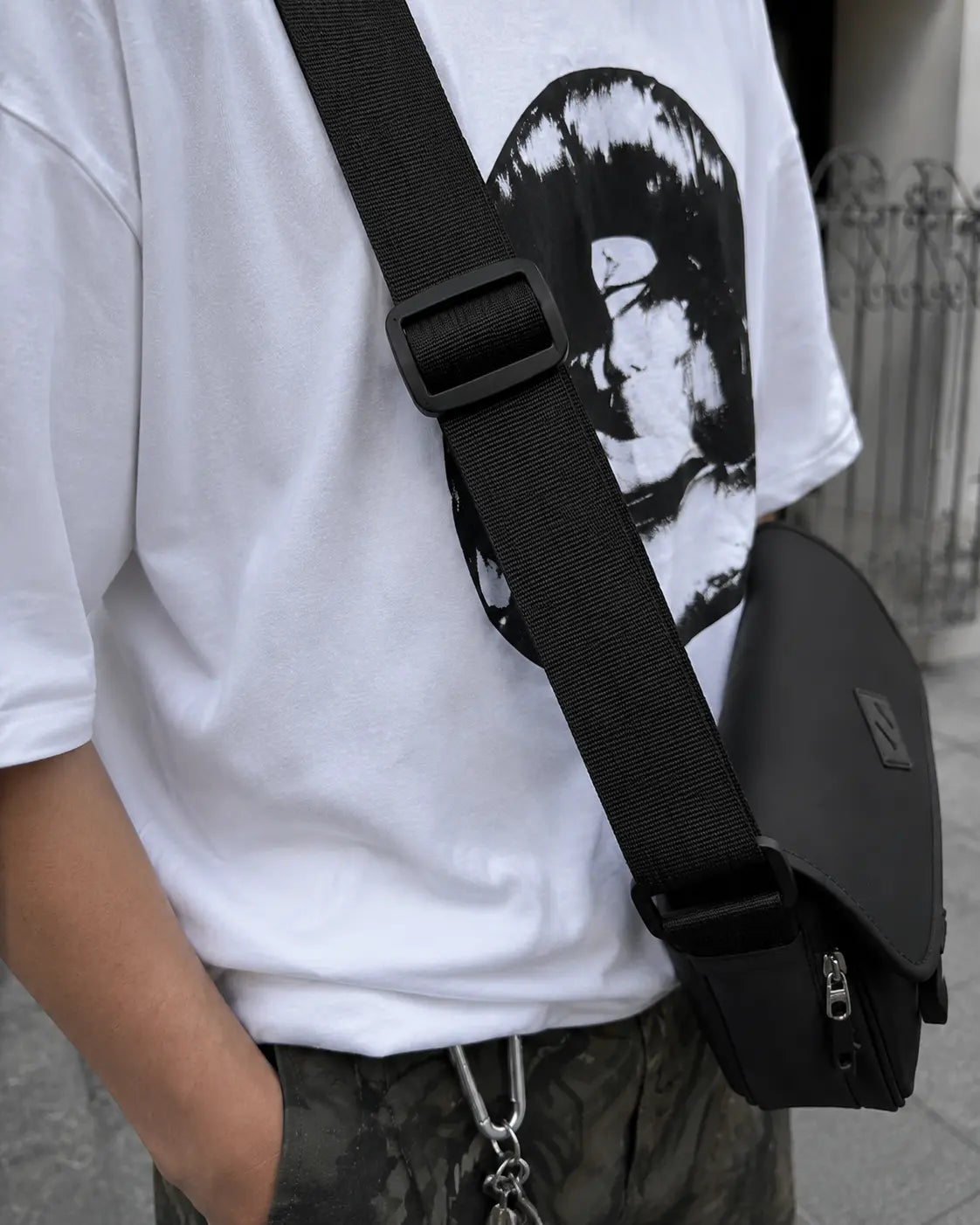 Sacoche noire streetwear détail sangle réglable