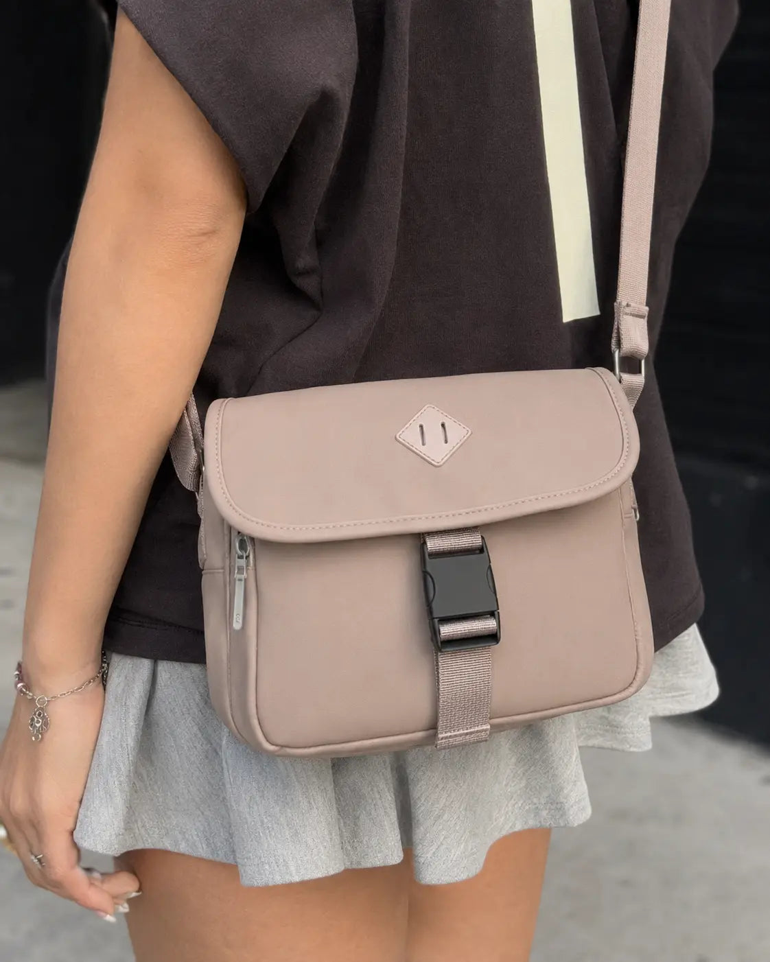 Sacoche rose poudré Y2K détail boucle frontale