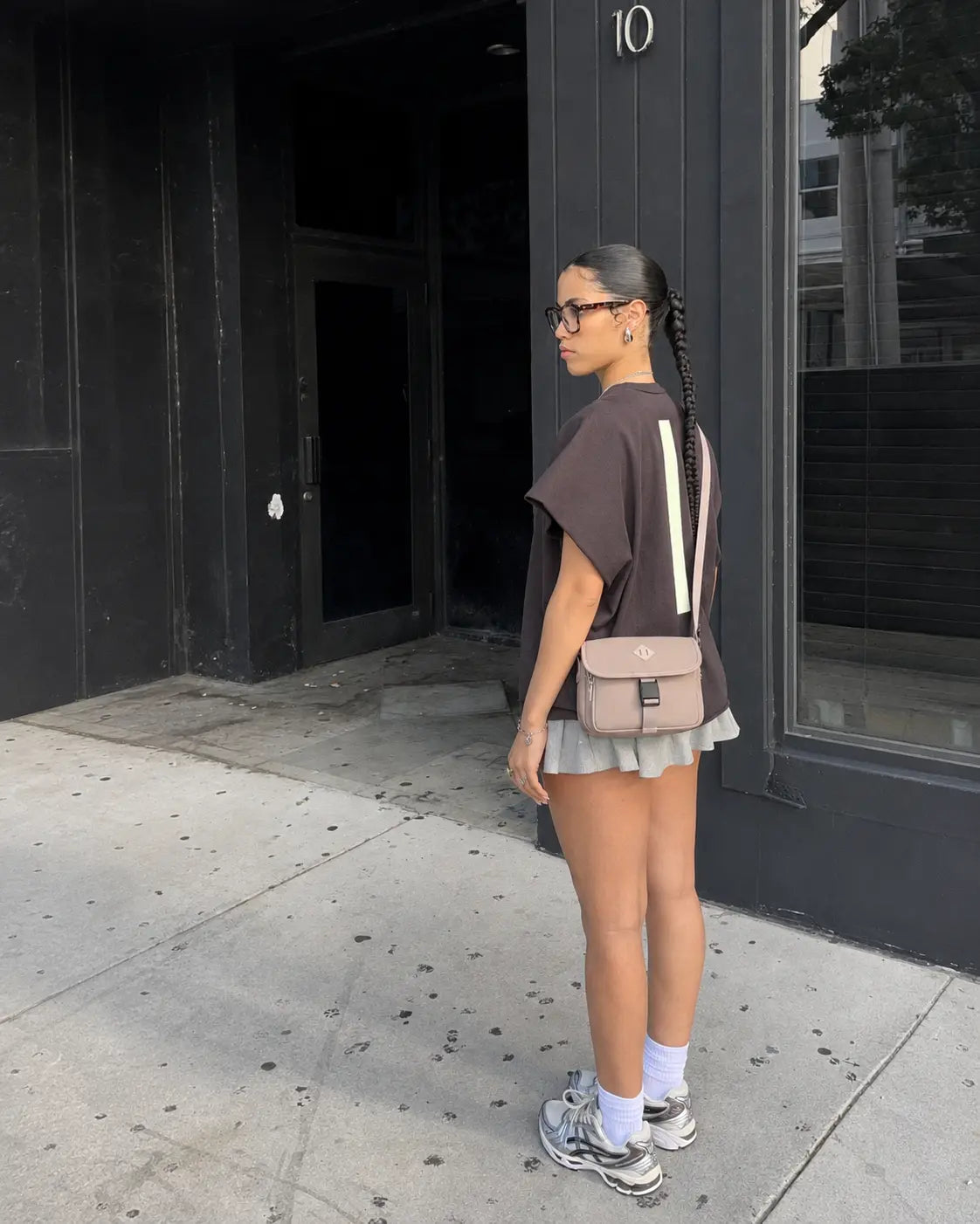 Sacoche rose poudré portée look urbain