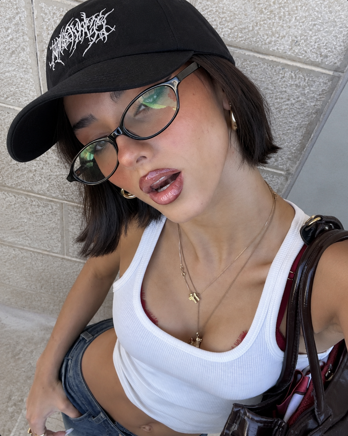 Casquette streetwear noire portée streetwear lunettes