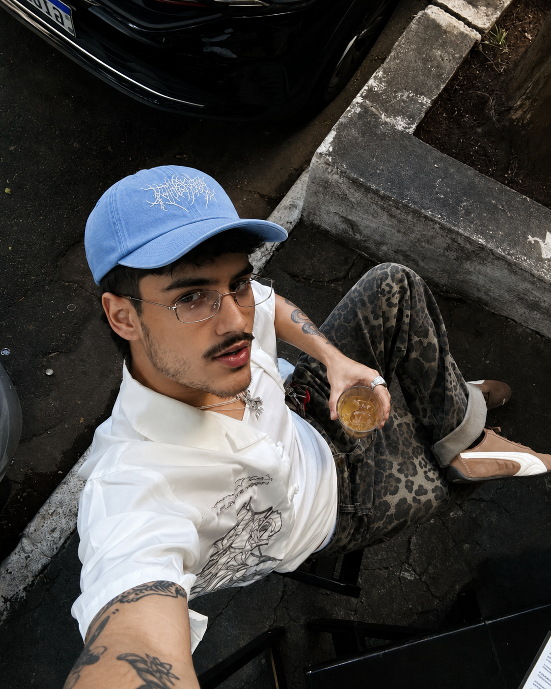 Casquette streetwear bleue portée streetwear vue haut