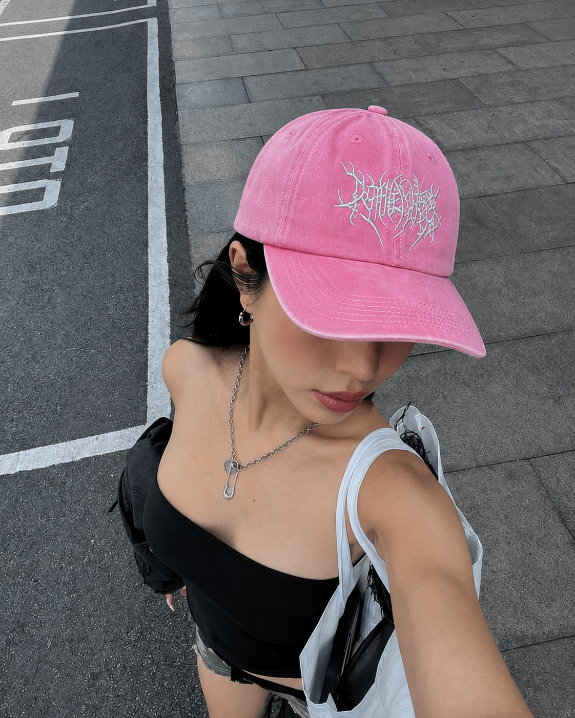 Casquette streetwear rose portée outfit Y2K