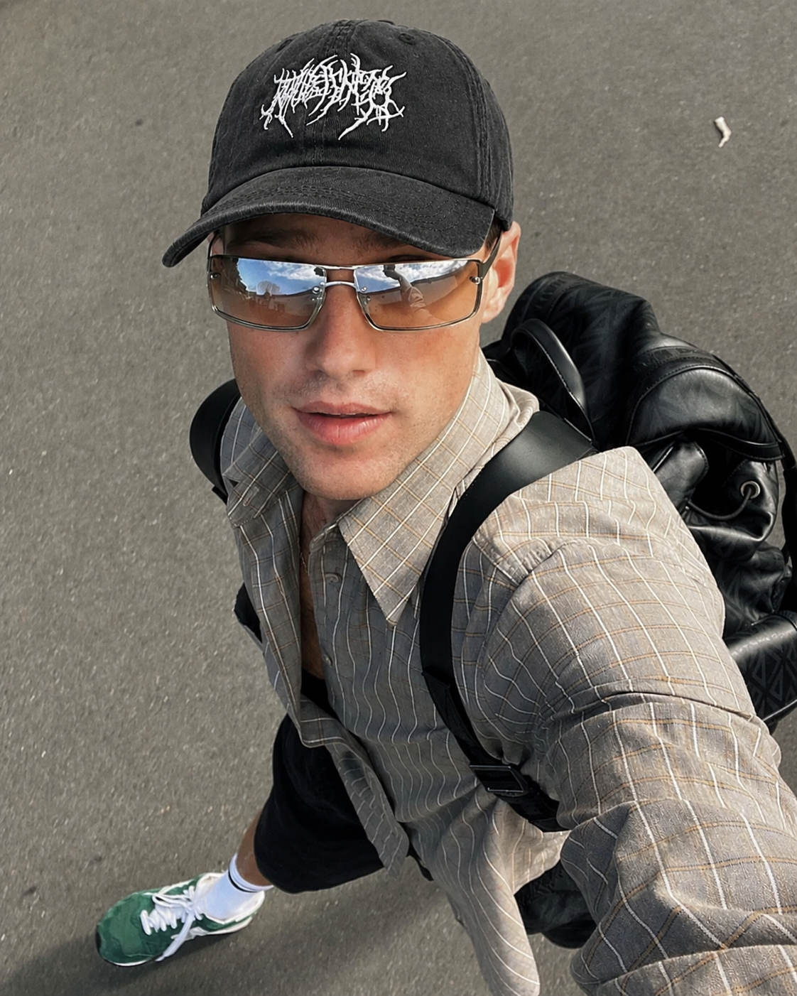Casquette streetwear noire délavée portée selfie lunettes