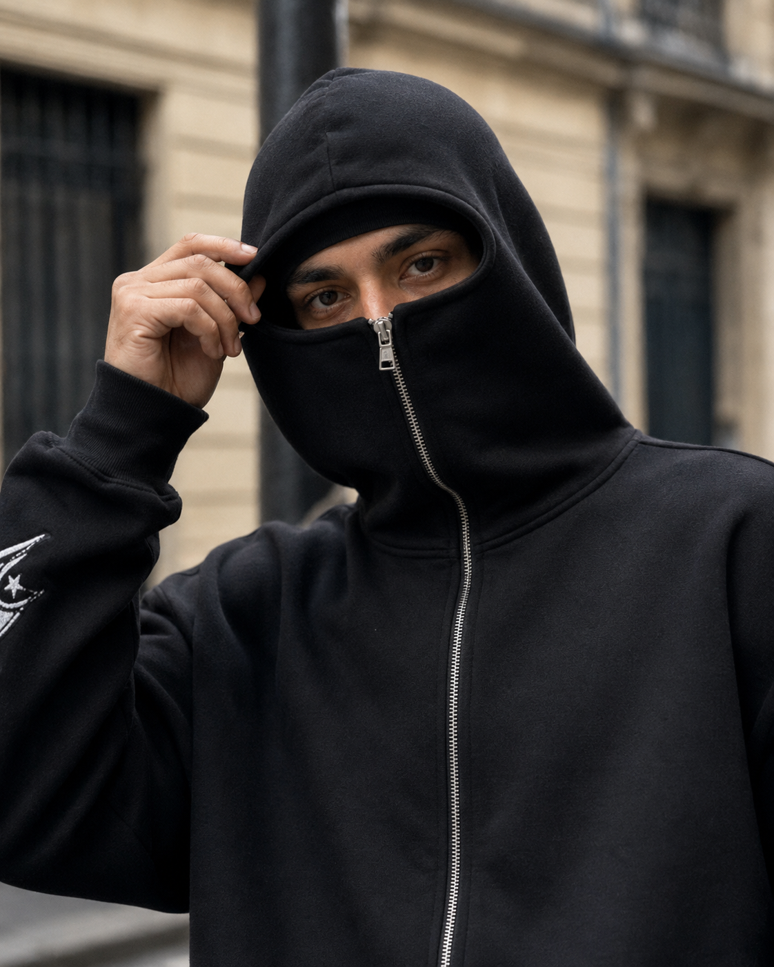 Sweat Zippé Y2K Vrax porté face Paris - cagoule relevée zip fermé
