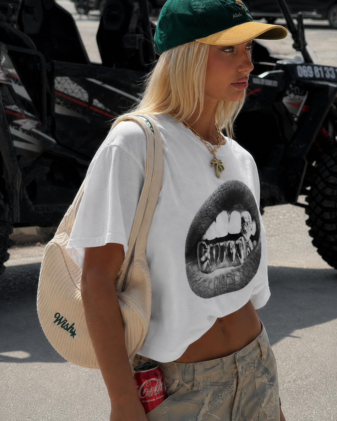 T-shirt graphique Mystic blanc porté dans un outfit streetwear avec imprimé grillz