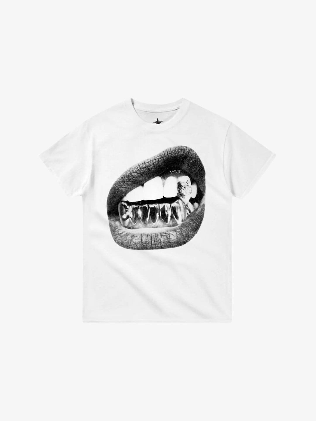 T-shirt graphique Mystic blanc avec imprimé grillz en vue produit sur fond clair