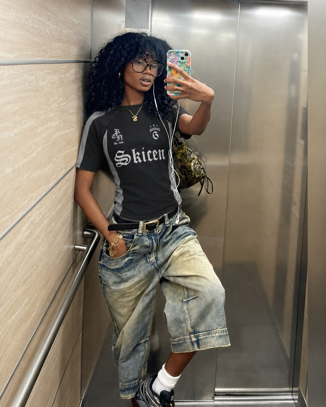Camiseta Skicen negra llevada con look streetwear
