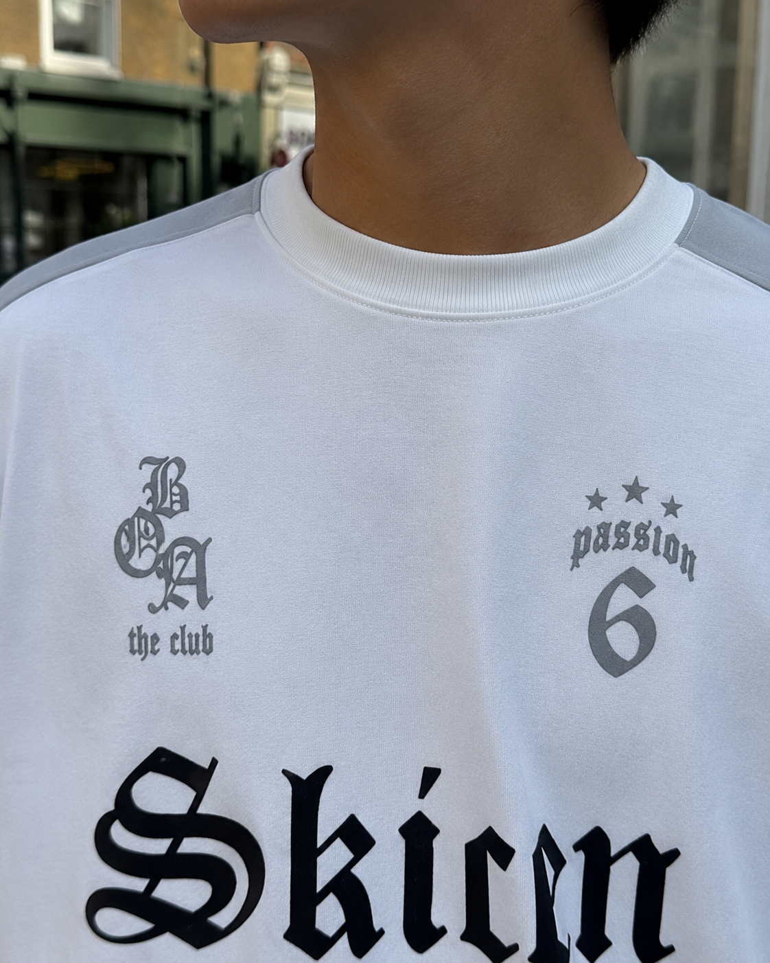 Camiseta Skicen blanca detalle de lettering gótico