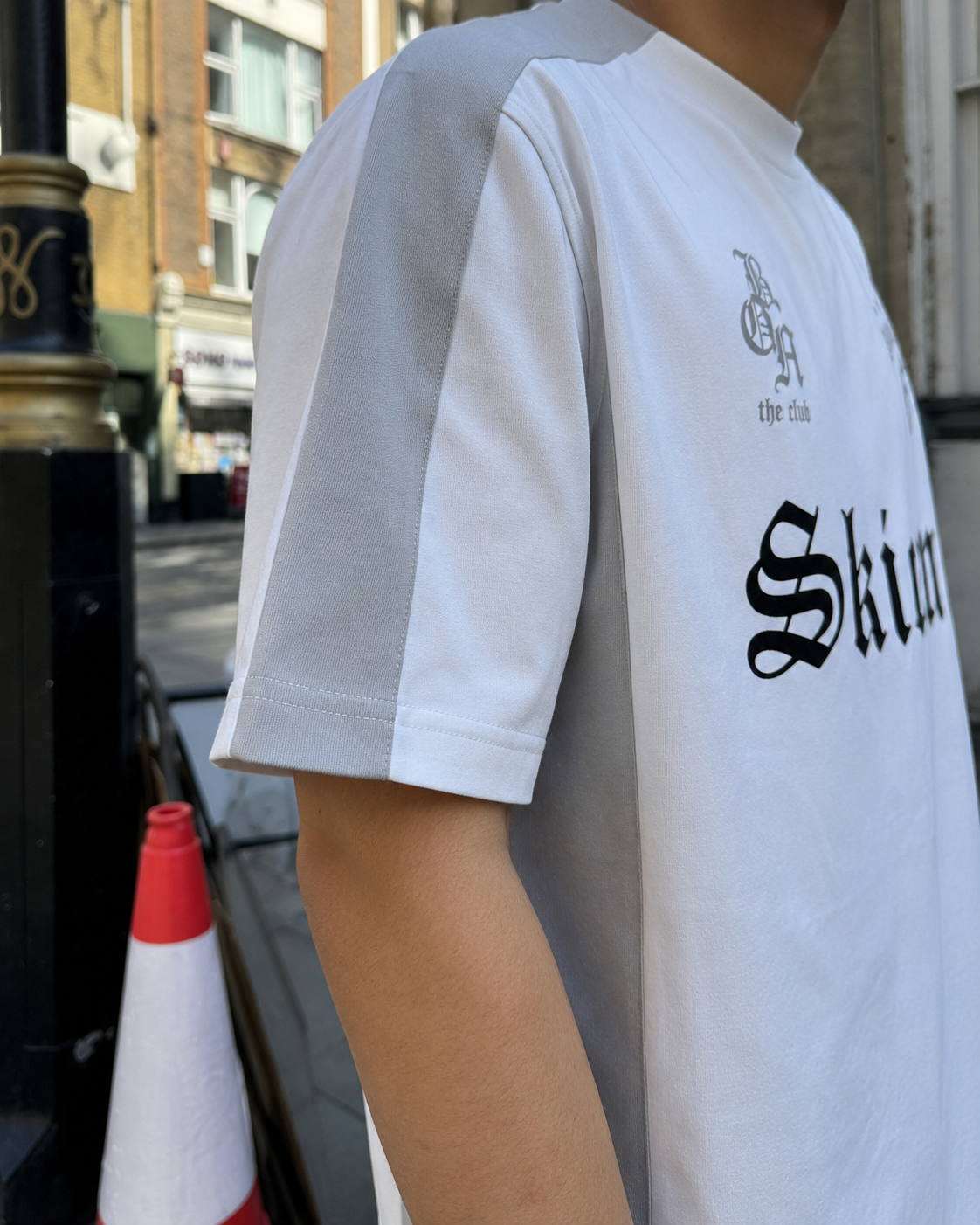 Camiseta Skicen blanca detalle de paneles grises laterales