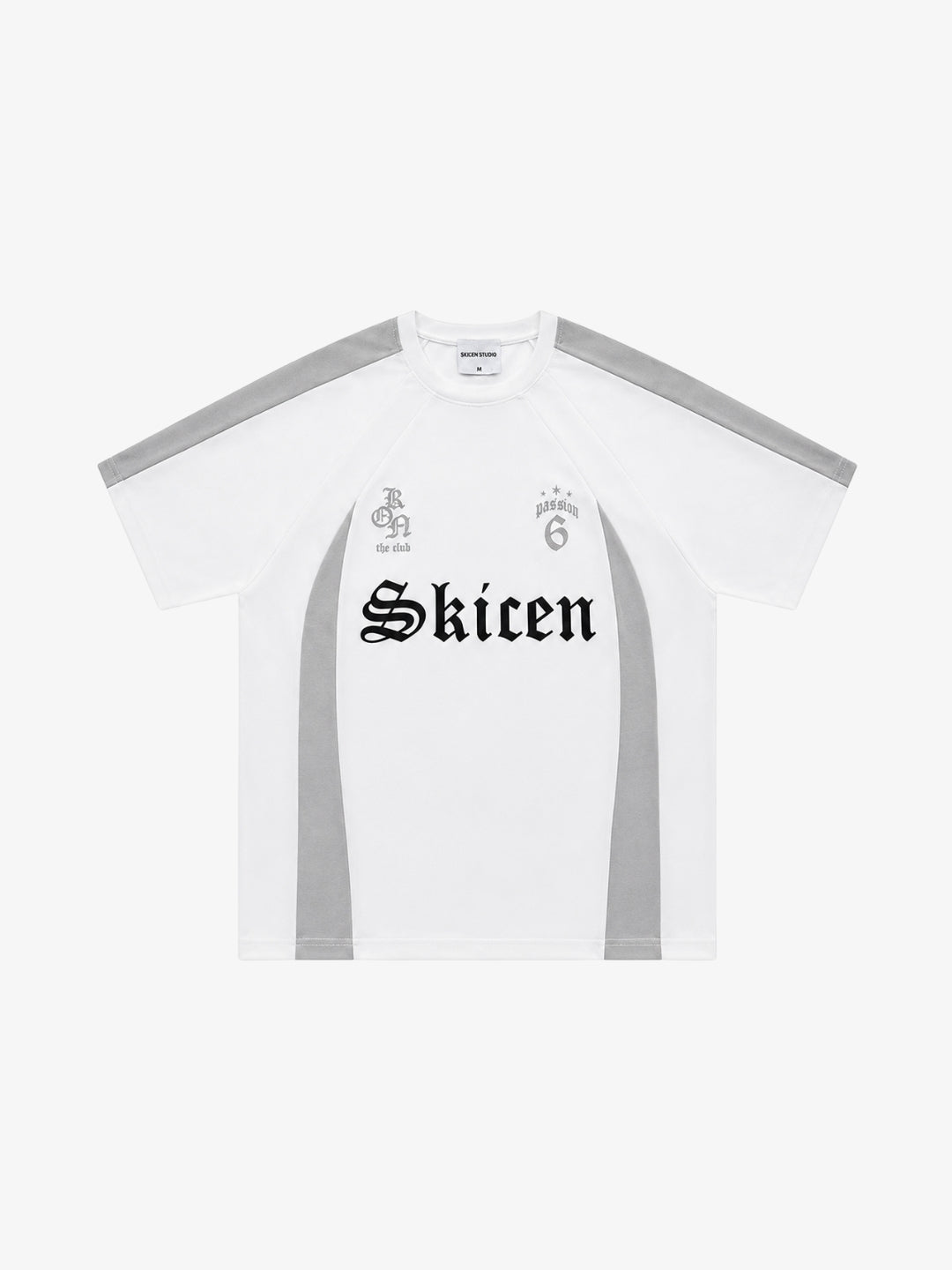 Camiseta Skicen blanca de corte amplio llevada en ciudad