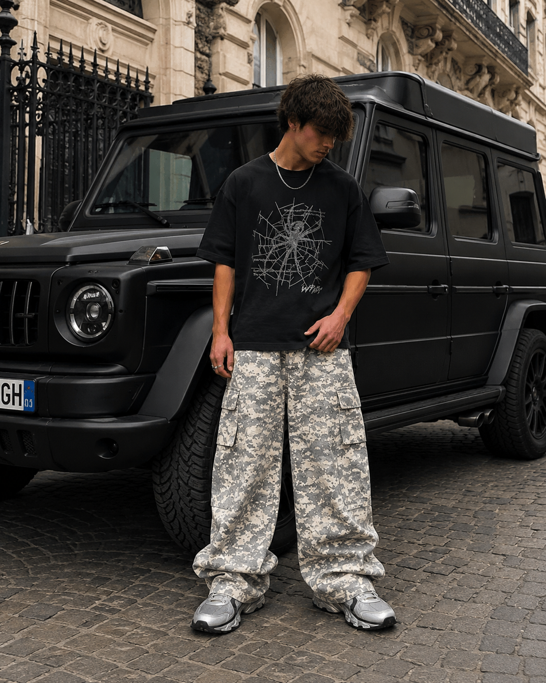 T-shirt Y2K Arxen Noir - porté profil Paris G-Class