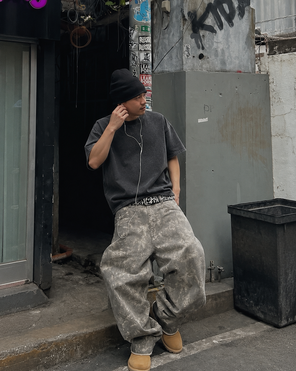 T-shirt Y2K Washed Axen Black - front worn view Seoul