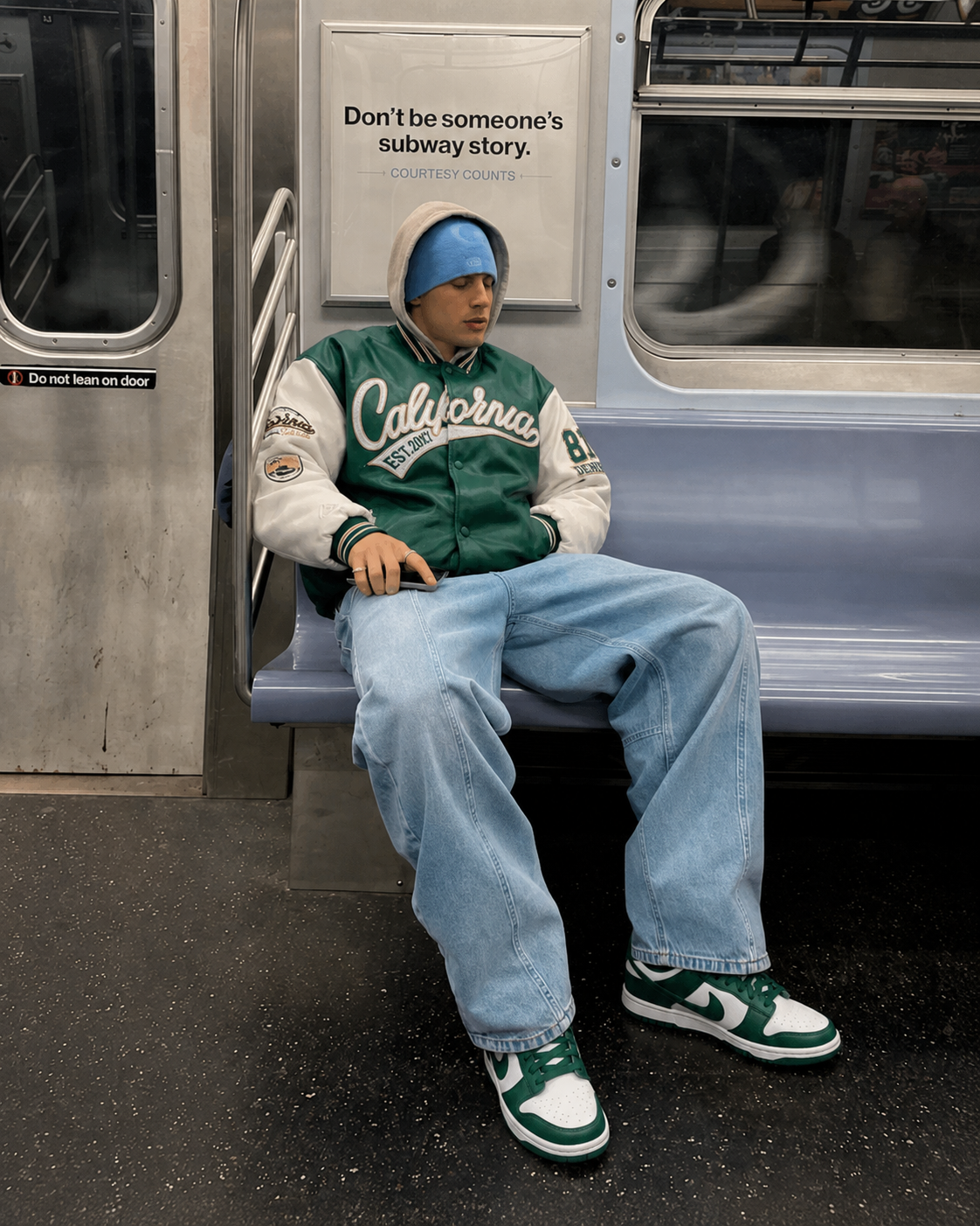 Veste universitaire verte et écrue portée dans le métro