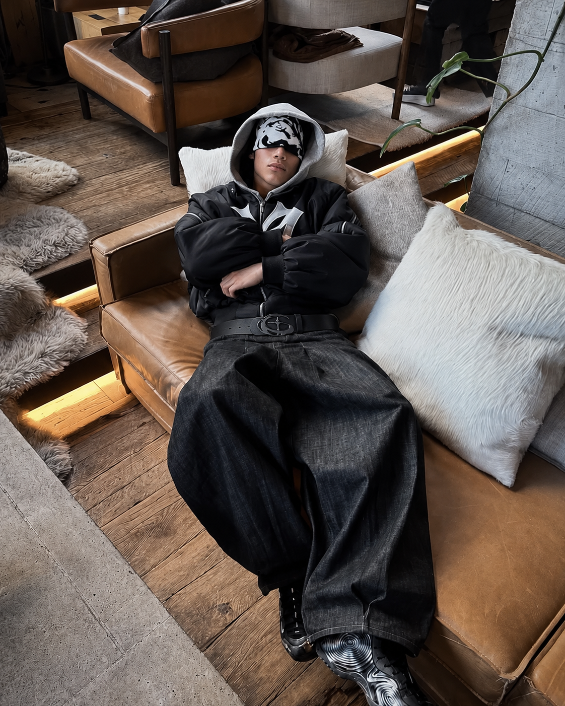 Black Y2K S belt streetwear on sofa