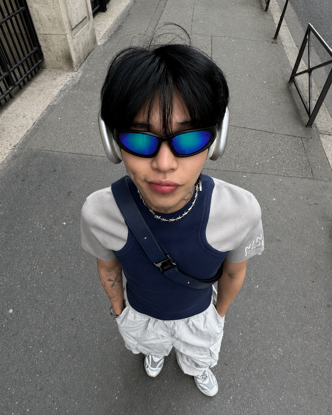 Lunettes Y2K noires verres miroir bleus portées streetwear