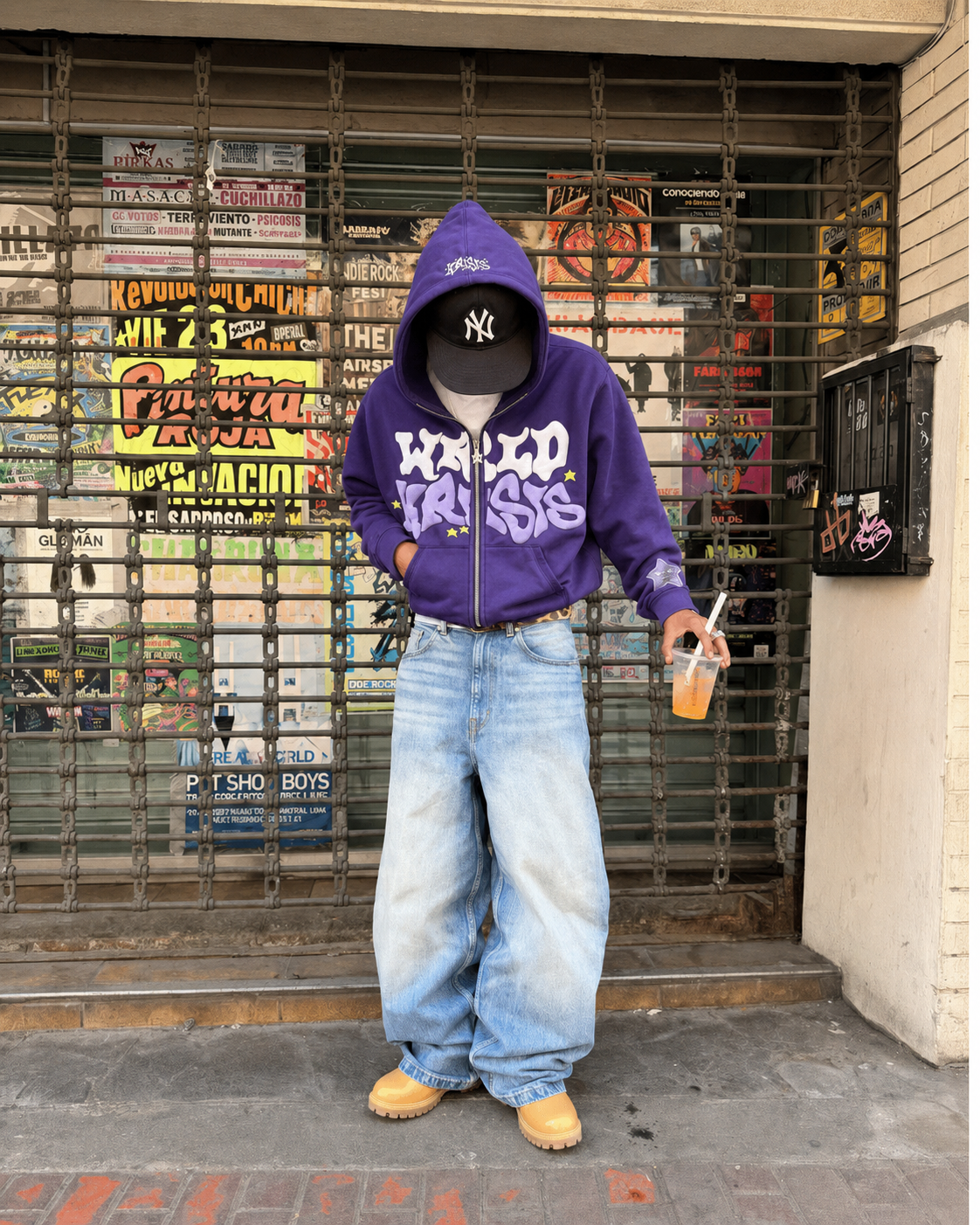 Sweat Aesthetic violet Y2K porté devant une vitrine