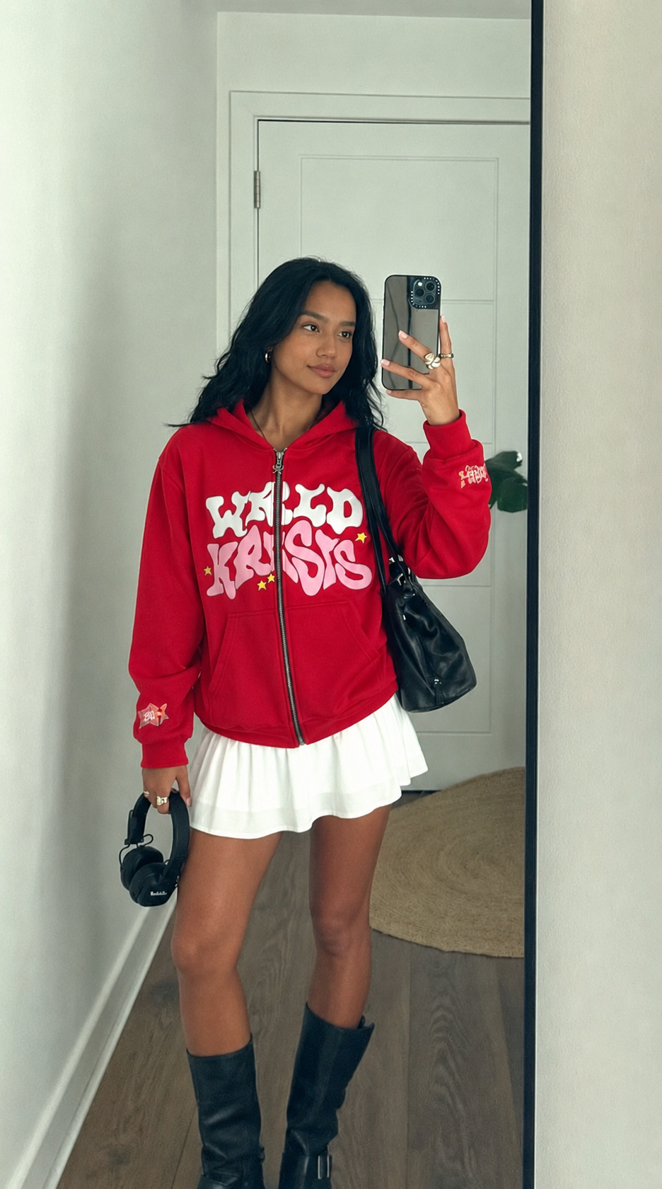 Sweat Aesthetic rouge Y2K porté devant un miroir