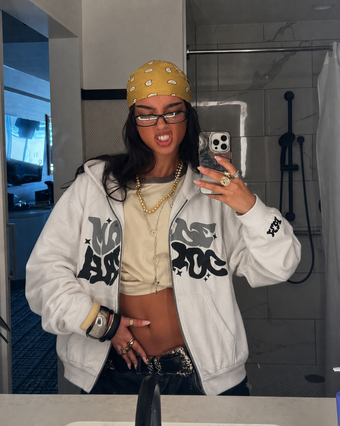 Sweat Aesthetic blanc Y2K porté devant un miroir
