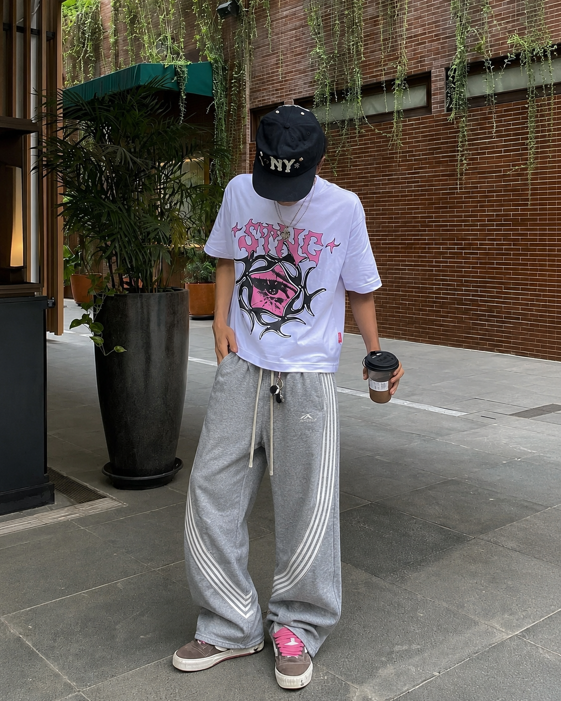 Jogging Archive gris porté streetwear coupe très large