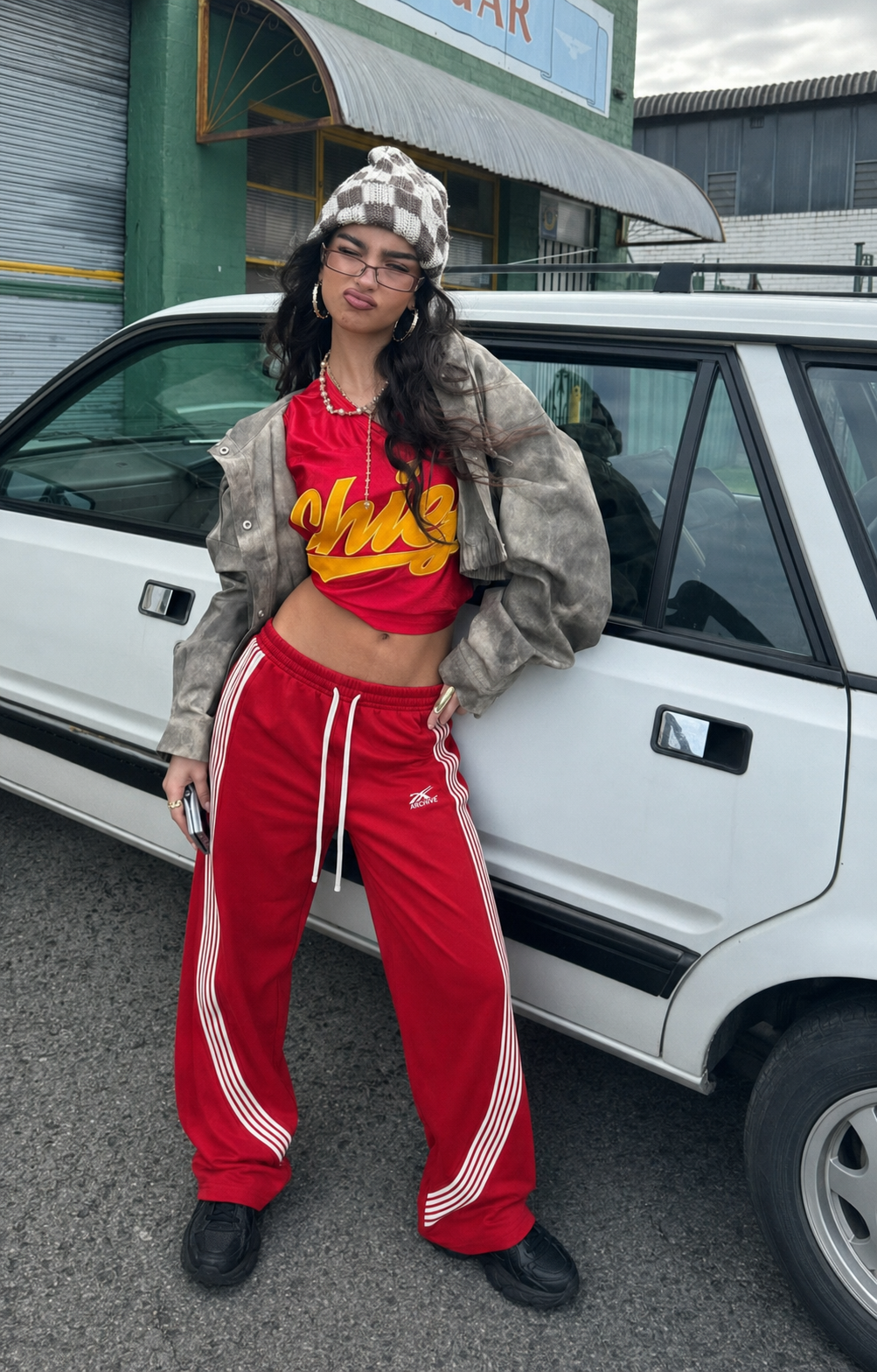 Jogging Archive rouge porté streetwear coupe ample