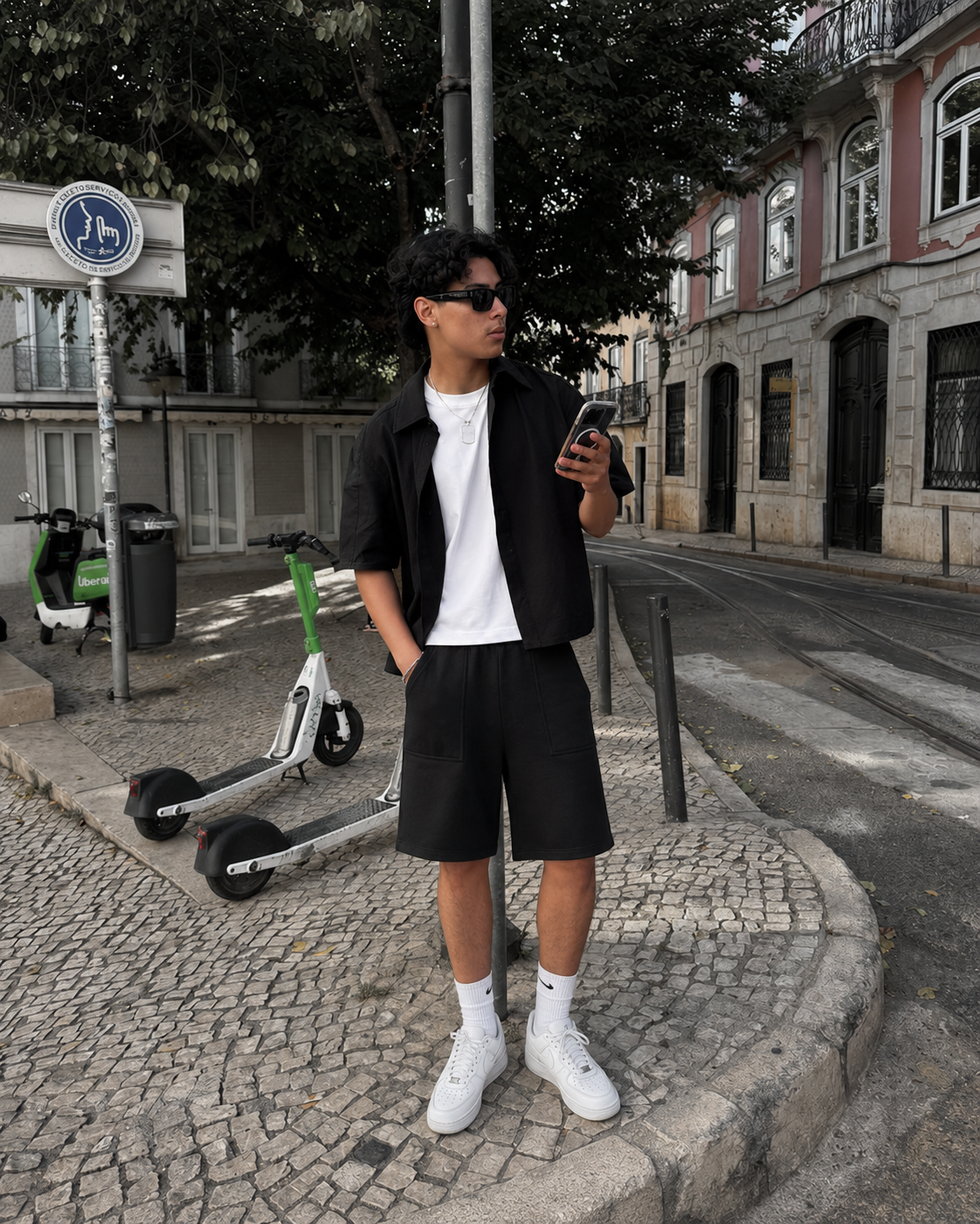Short baggy streetwear noir homme porté style Y2K