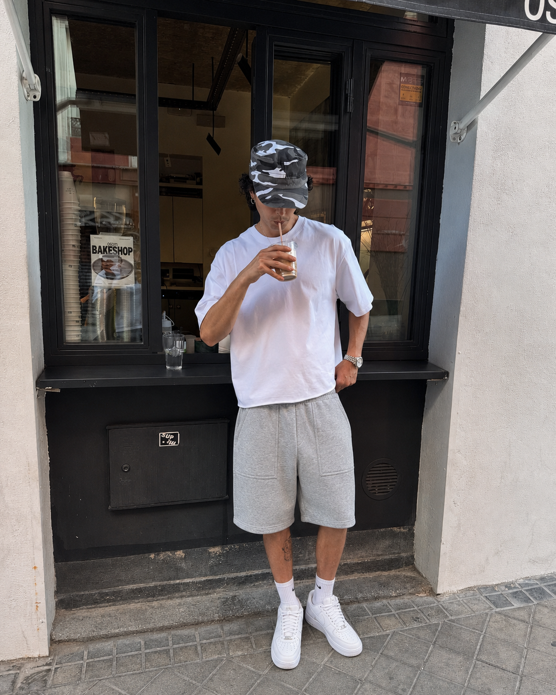 Short baggy streetwear gris homme porté style Y2K