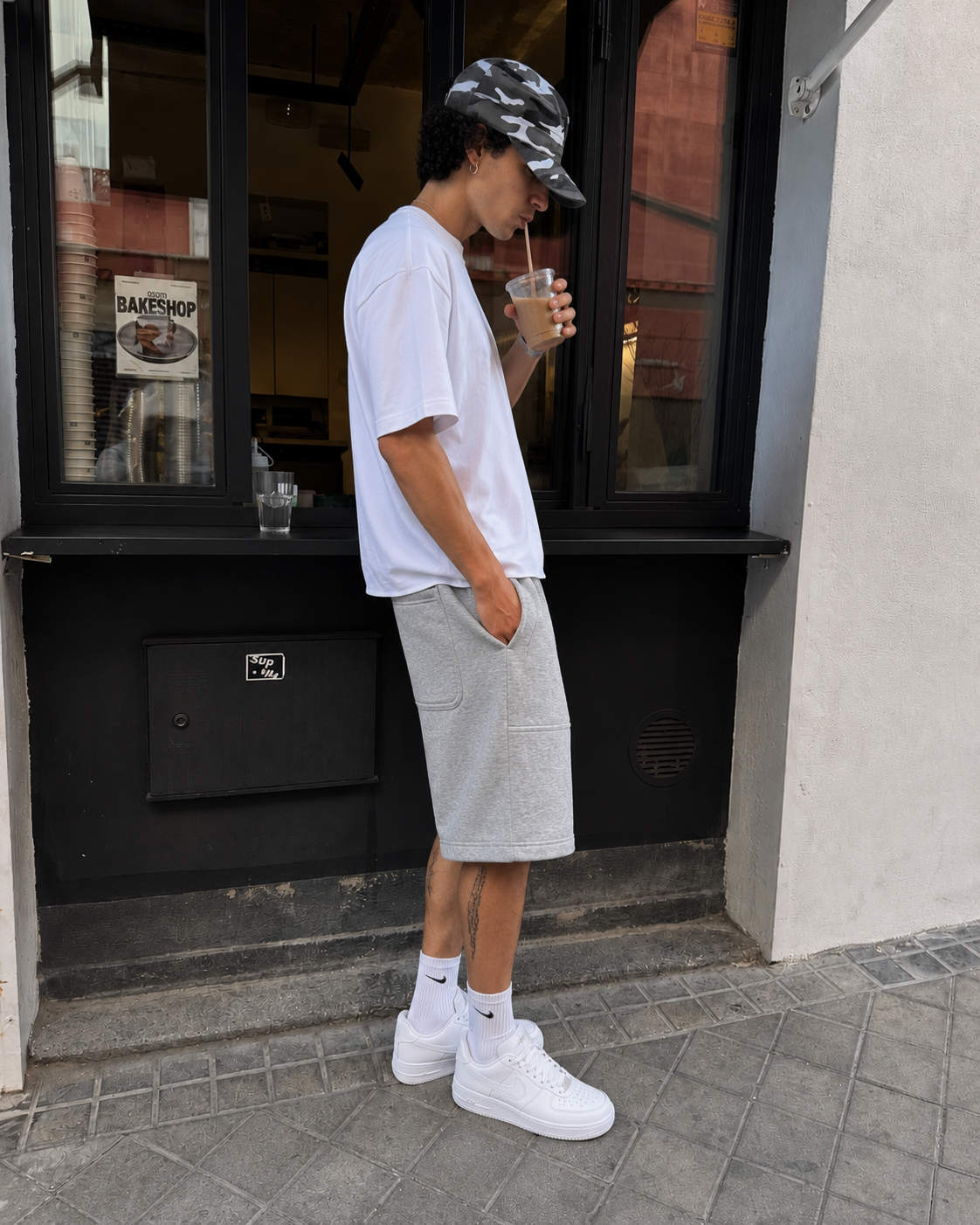 Short baggy streetwear gris homme porté style Y2K vue côté