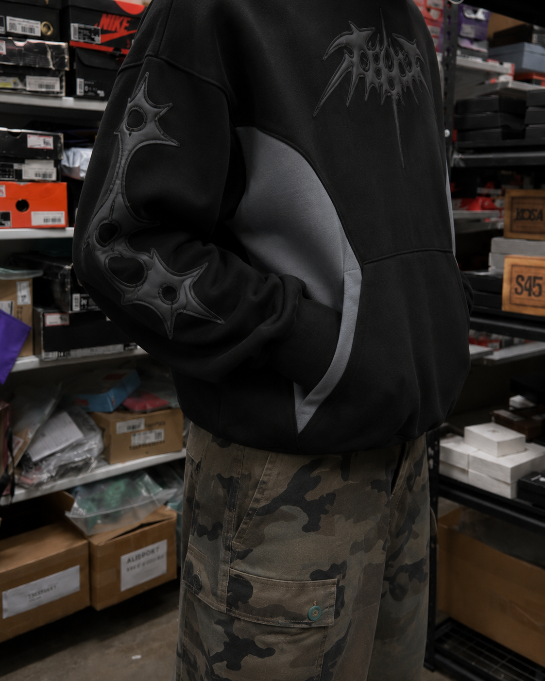 Hoodie tribal noir détail manche motif gothic