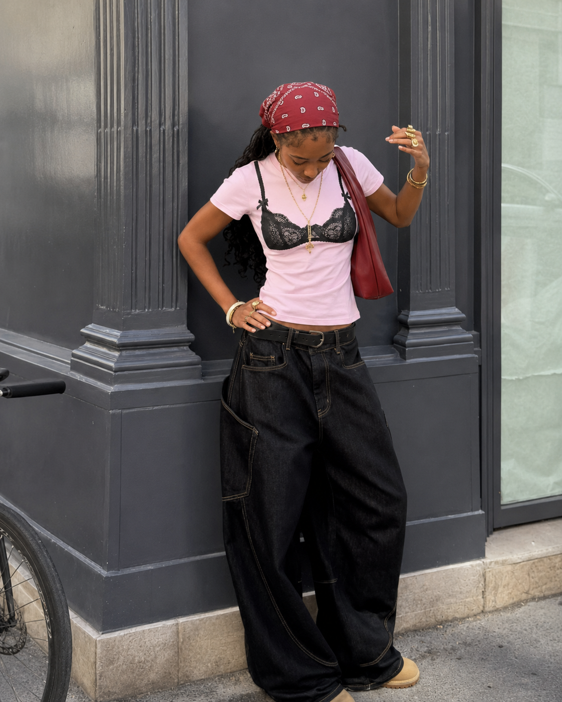 T-shirt soutien-gorge rose à dentelle noire porté avec pantalon baggy noir