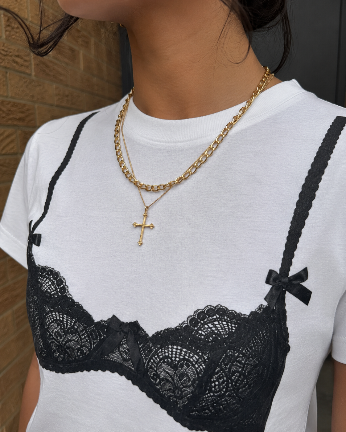 T-shirt soutien-gorge blanc, détail col rond et dentelle noire