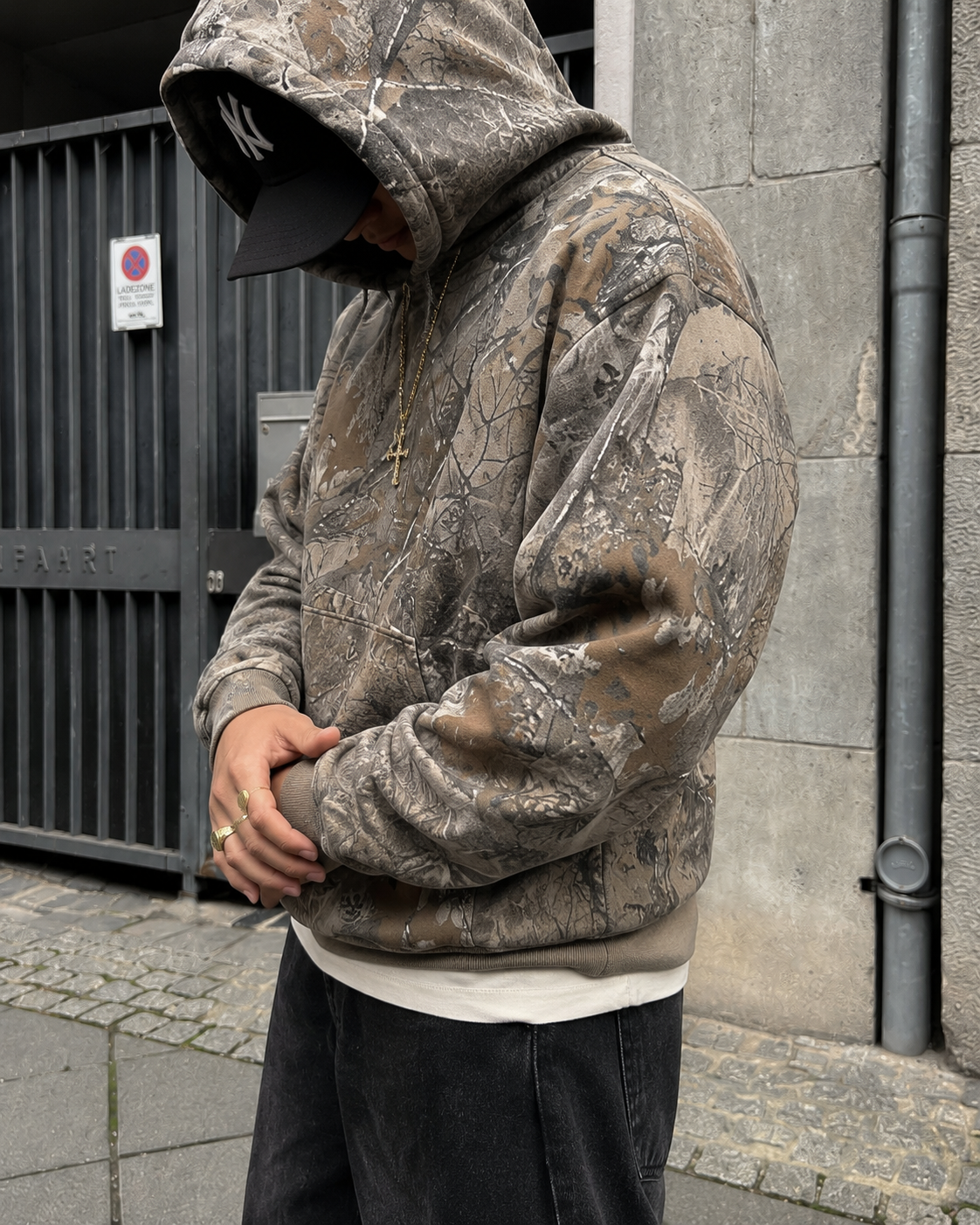 Hoodie camouflage detail manche tissu oversize