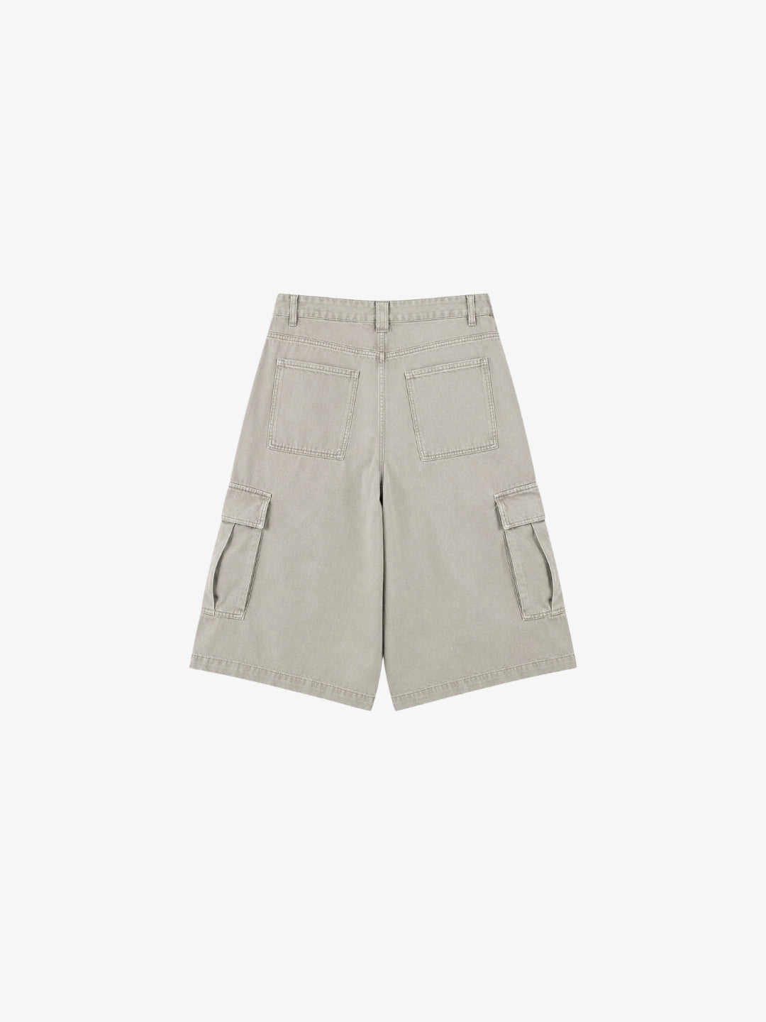 Jorts cargo beige sable vue de dos sur fond blanc, poches arrière visibles