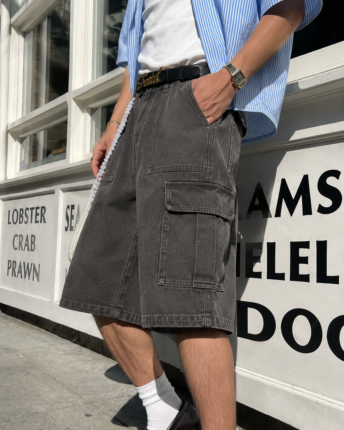 Détail poches cargo sur jorts gris anthracite portés