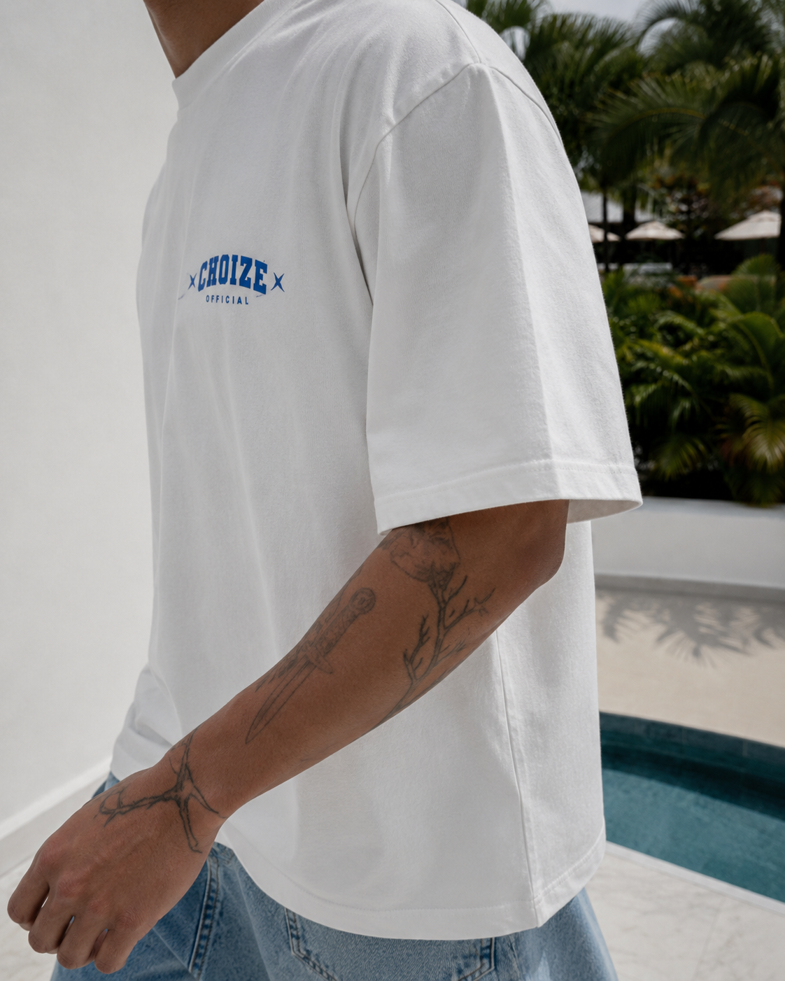 Choize Official weißes T-Shirt Detail von Ärmel und blauem Logo