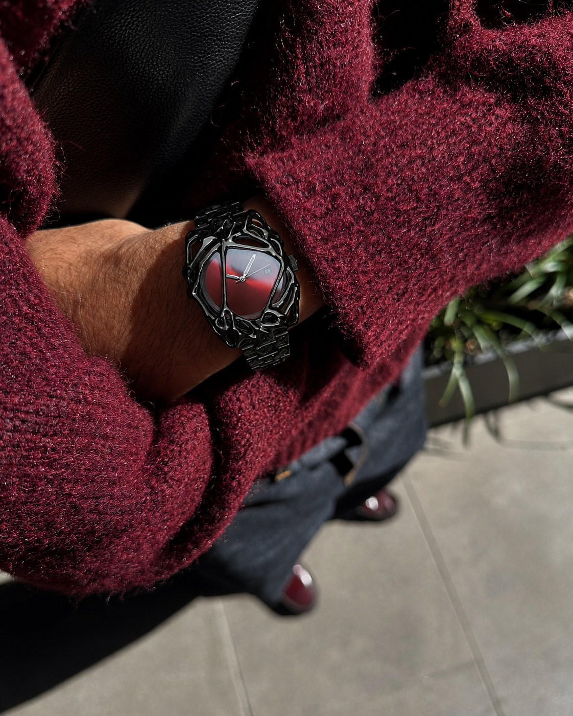 Montre cyberpunk noire cadran rouge portée streetwear