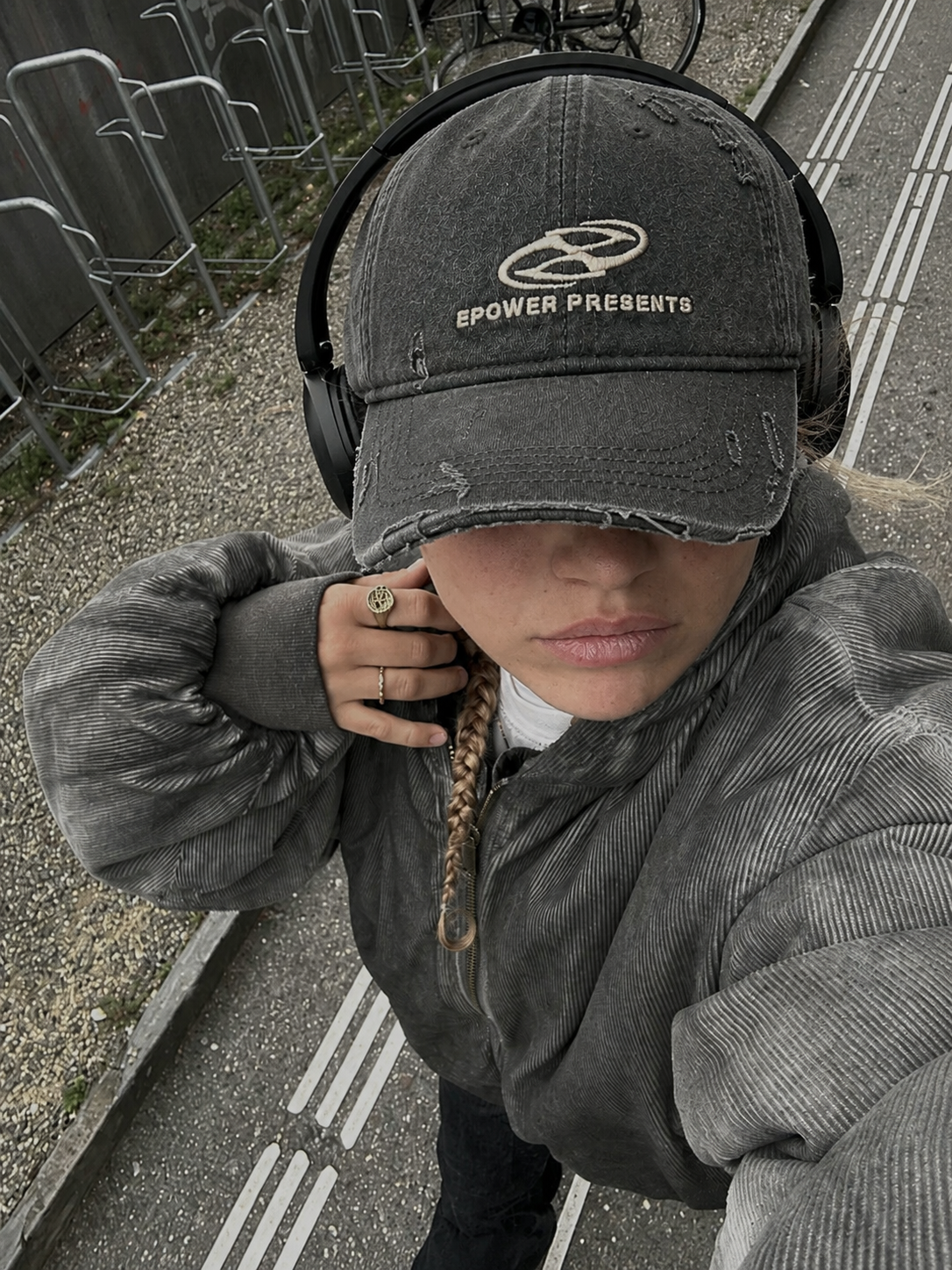 Casquette brodée gris foncé portée avec casque audio