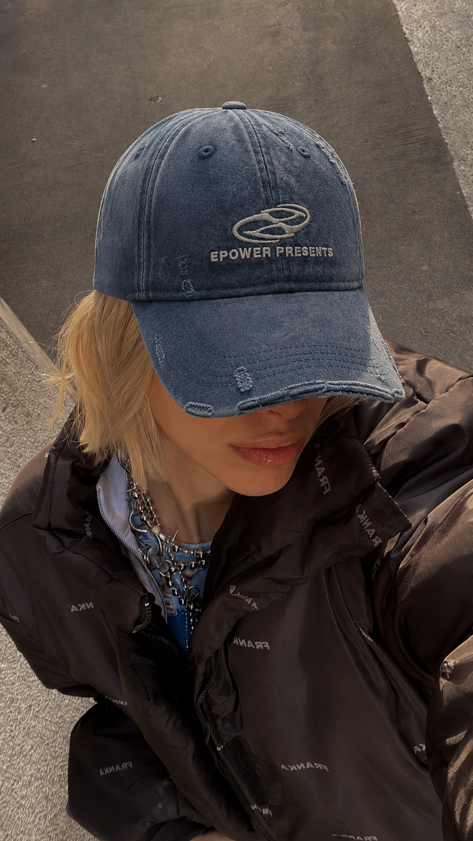 Casquette brodée bleu marine portée streetwear vue haute