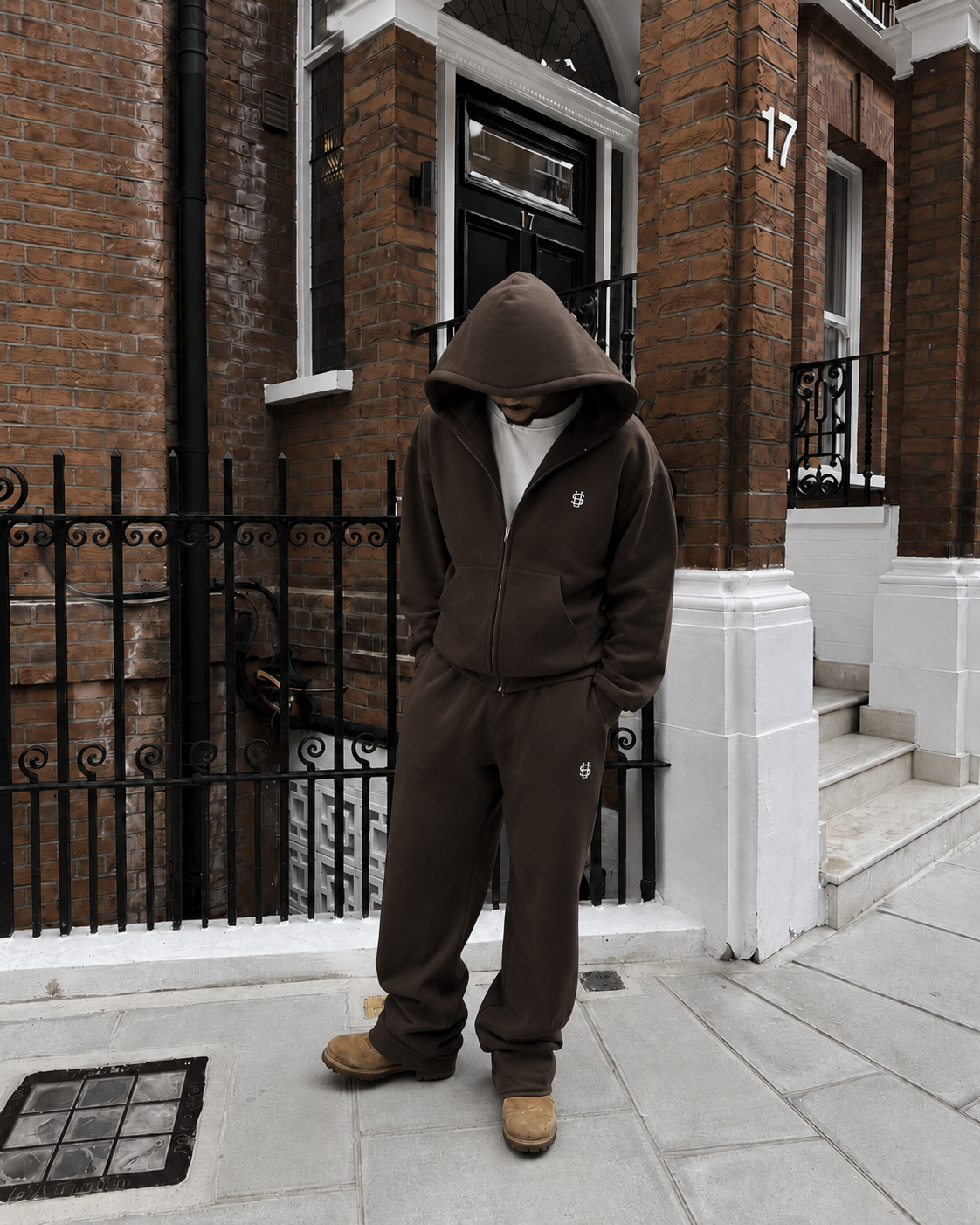 Jogging Essentiel marron baggy porté en extérieur