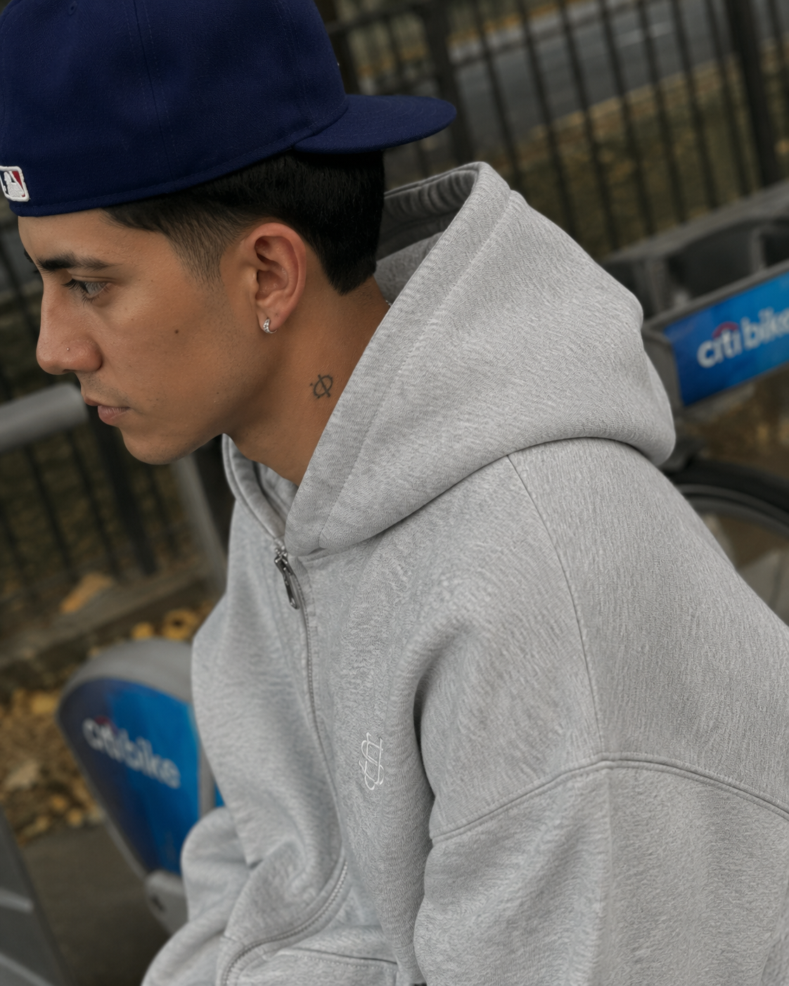 Sweat Essentiel gris zippé détail capuche et logo poitrine