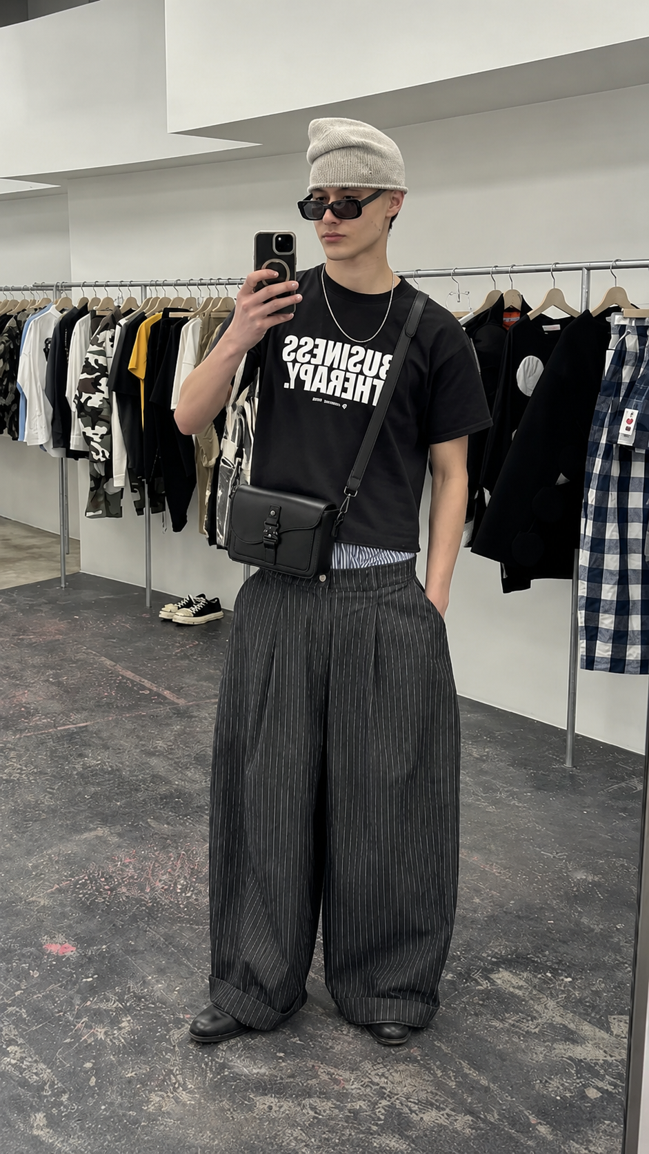 Sacoche noire en bandoulière look homme miroir
