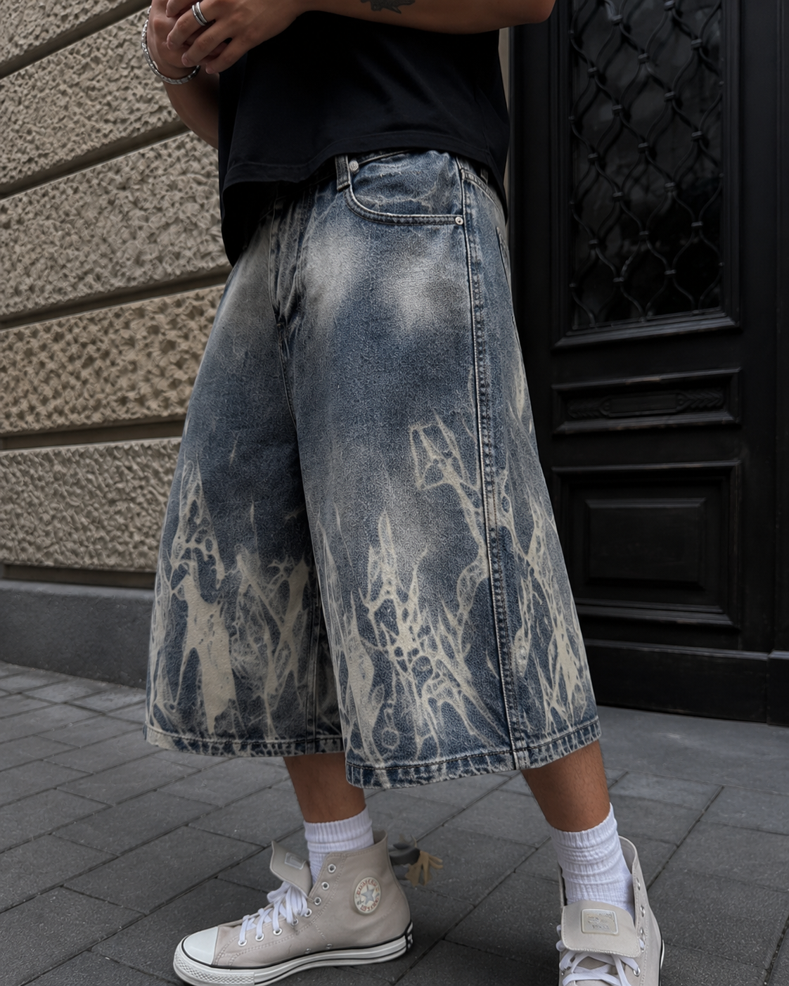 Détail du motif flammes délavé sur les deux jambes du Jorts Flammes