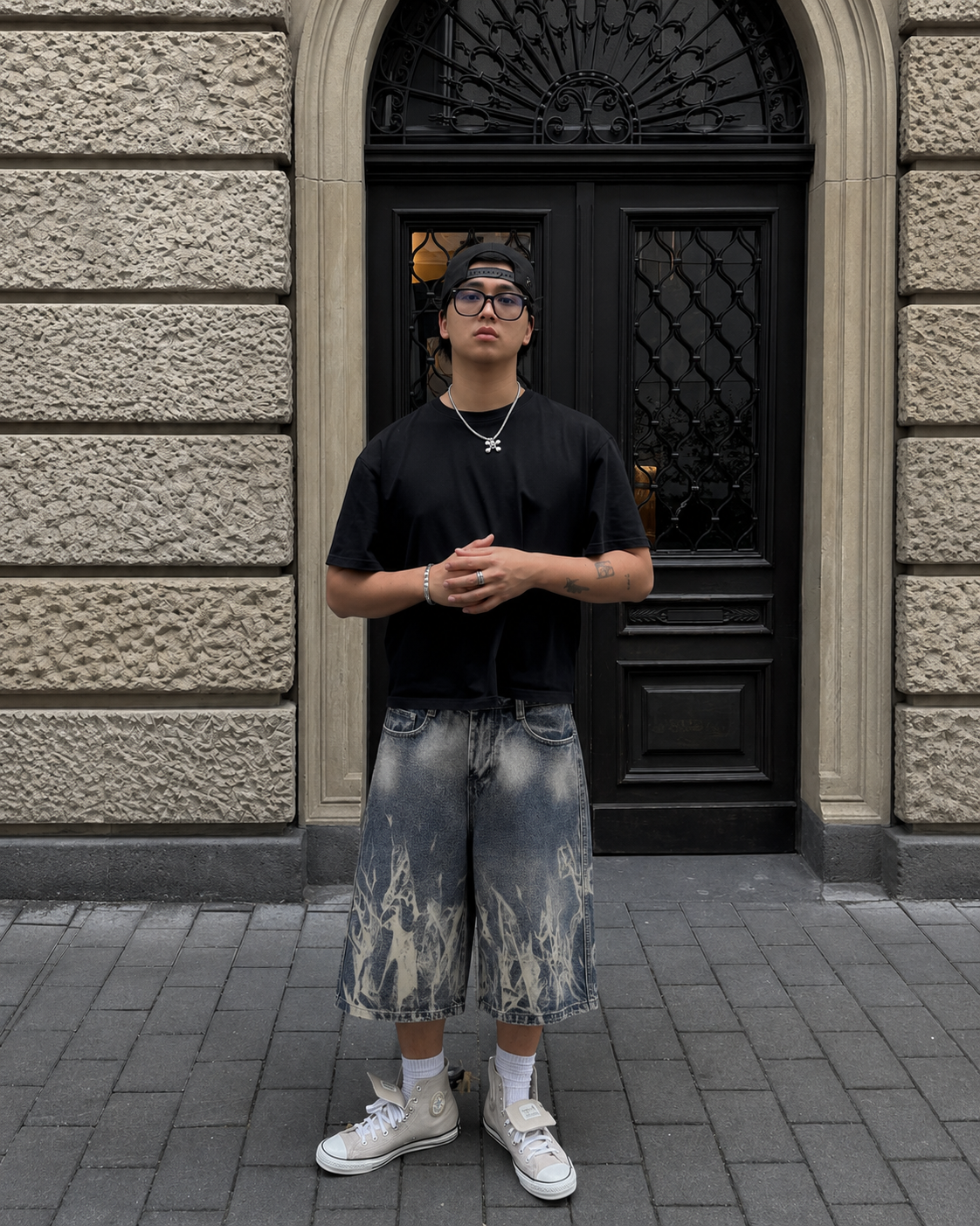 Jorts Flammes portés de face avec t-shirt noir oversize et Converse