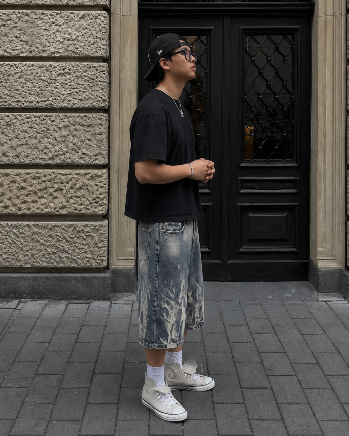 Jorts Flammes portés de profil, longueur aux genoux et coupe large