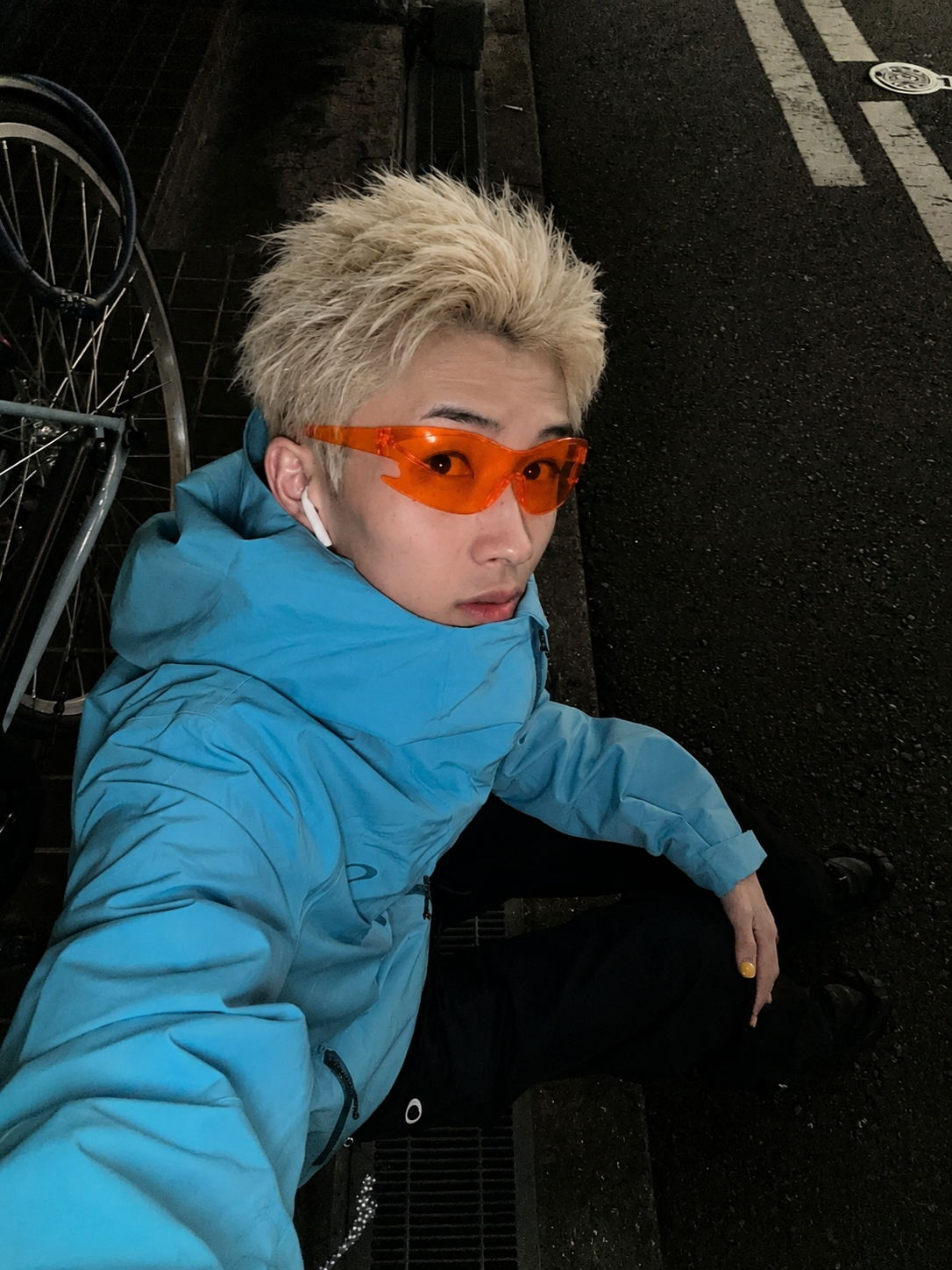 Lunettes futuristiques orange portées streetwear de nuit