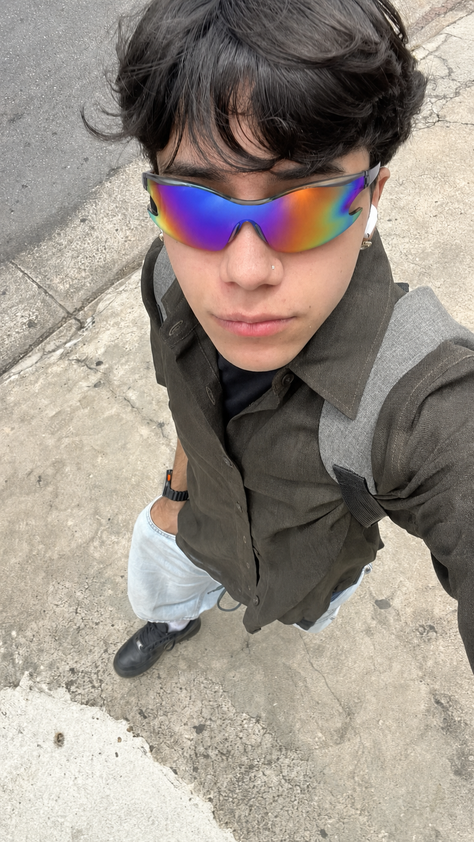 Lunettes futuristiques miroir multicolores portées selfie rapproché